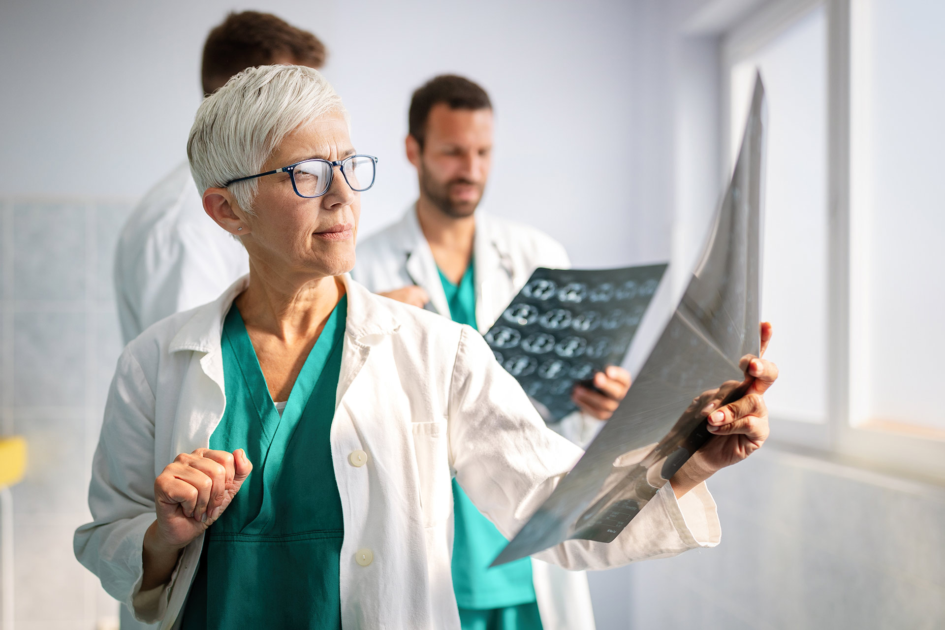 Médicos do trabalho analisando um exame de imagem