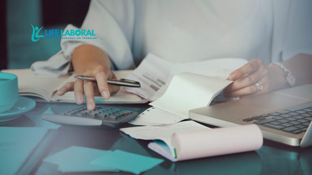 mulher fazendo conta na calculadora