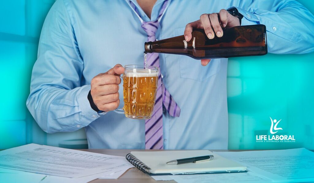 homem bebendo no trabalho