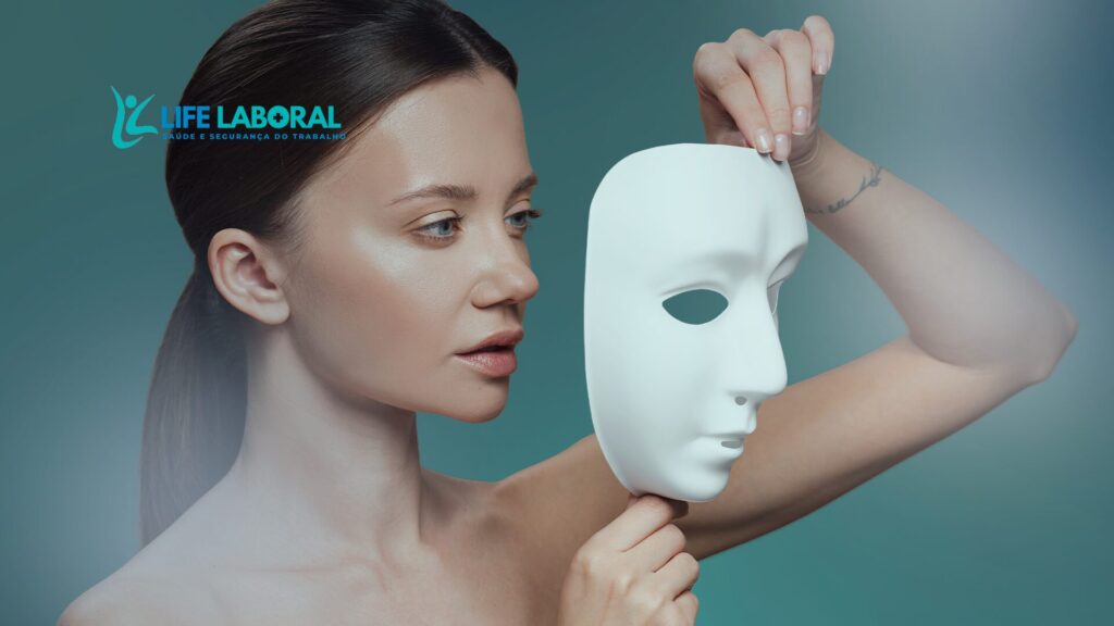 Mulher segurando máscara branca