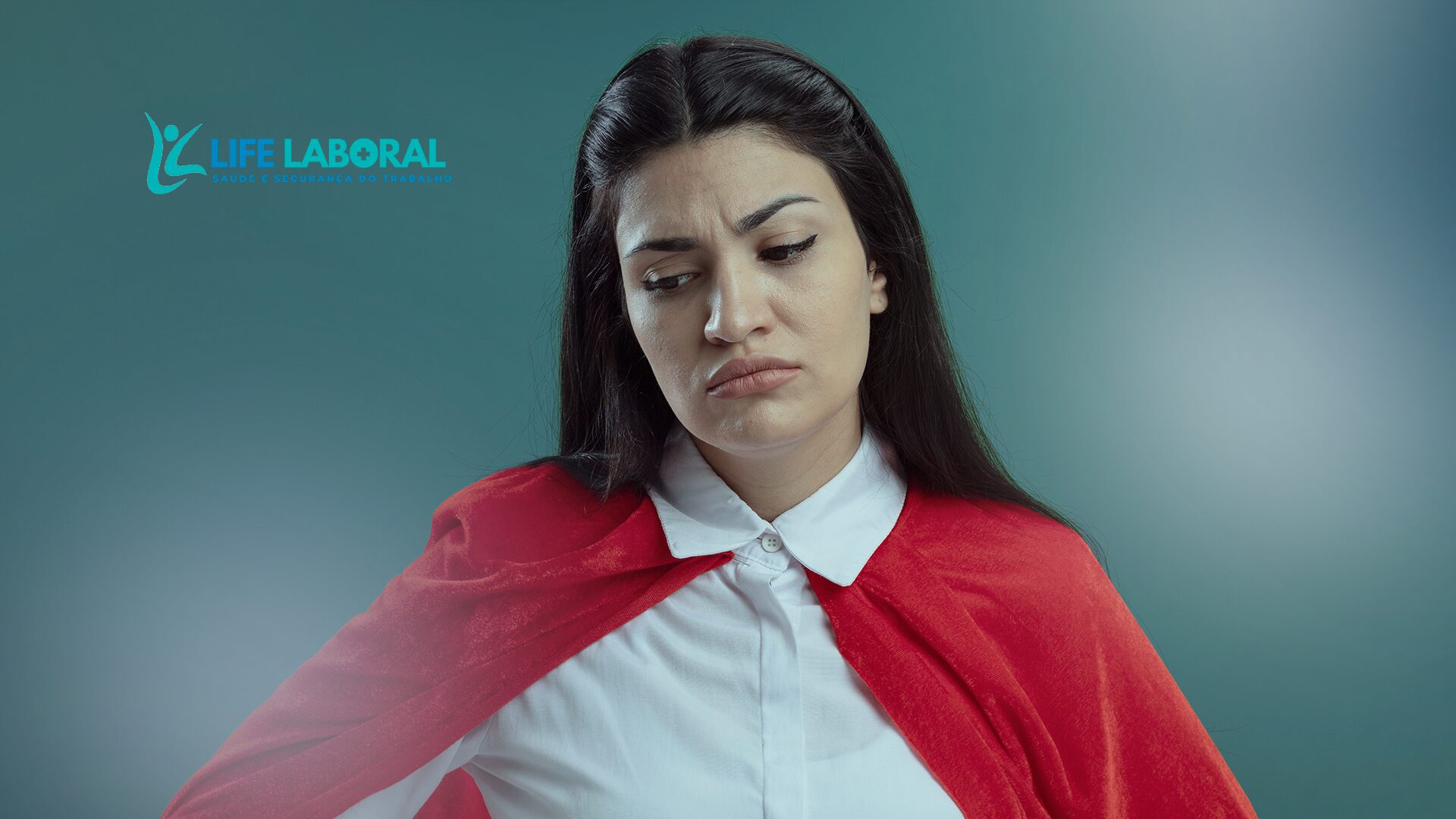 Mulher com capa vermelha