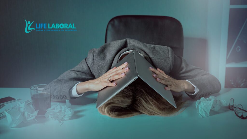 mulher executiva sobrecarregada