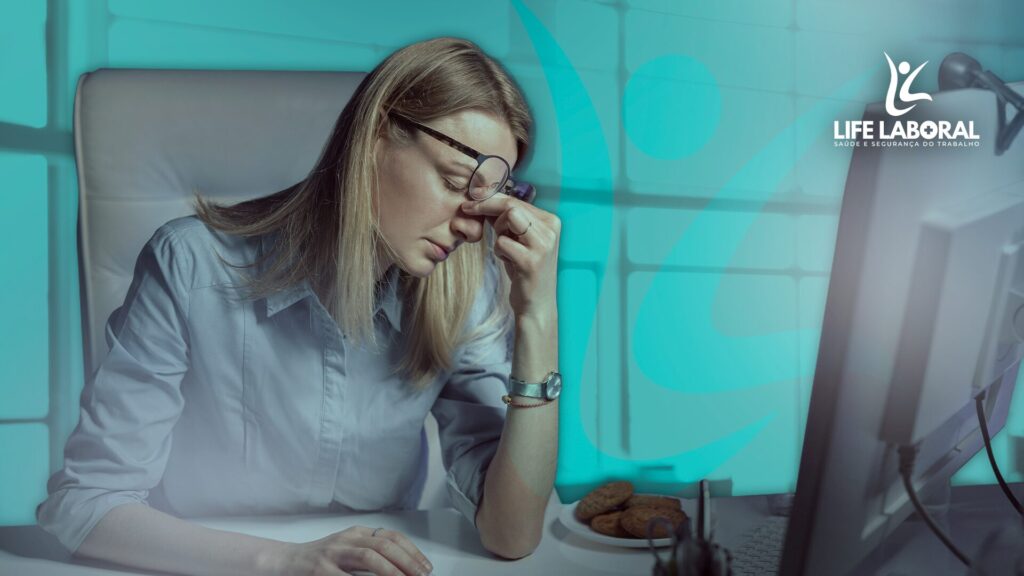 Mulher trabalhando sobrecarregada