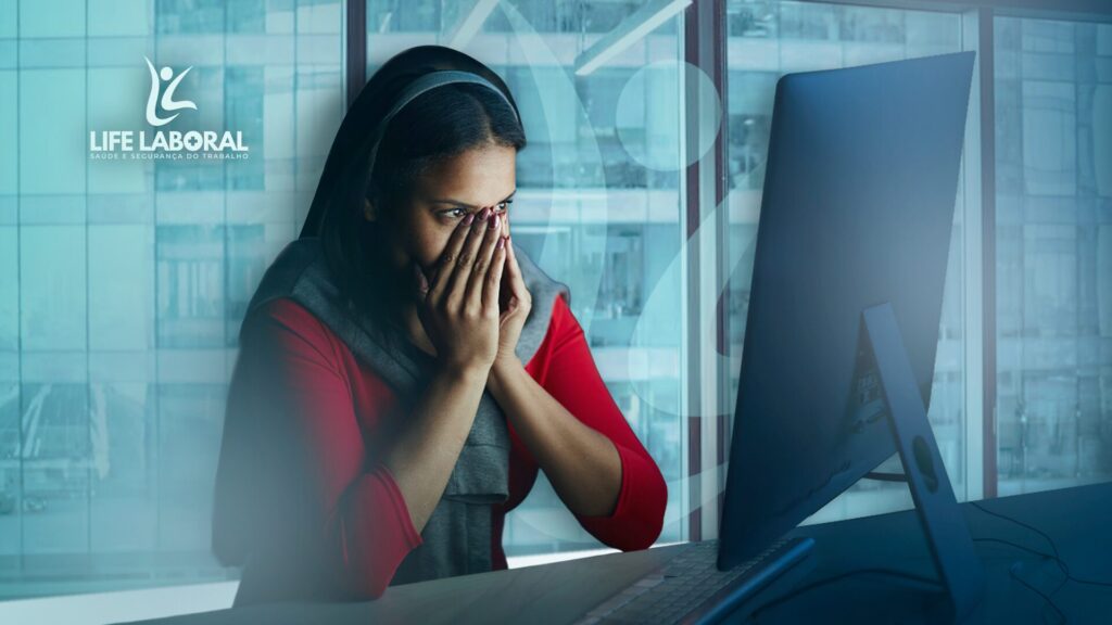 mulher ansiosa trabalhando no computador