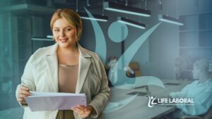 Mulher branca loira no escritório