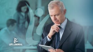 homem analisando tablet